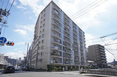 【外観】 | 京急西広島マンション（リノベ済） | 【資料には掲載していない情報】
物件の陽当りや通風・仕様設備やお部屋の大きさの比較、
近隣・周辺環境や街並みなど、資料には掲載していない情報が
現地にはたくさんあります。是非ご確認ください。