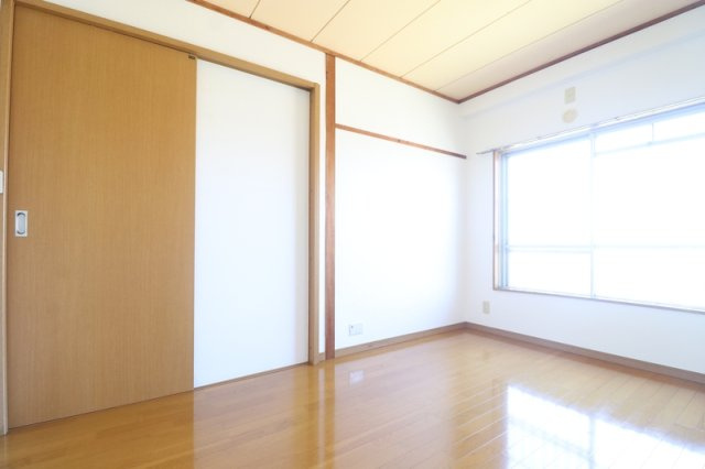 松井マンションの洋室