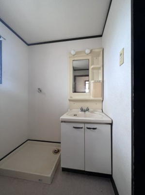 【洗面所】 | 第1サンフローラルハイツ | 明るい洗面所です