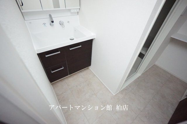コントレイルの独立洗面台
