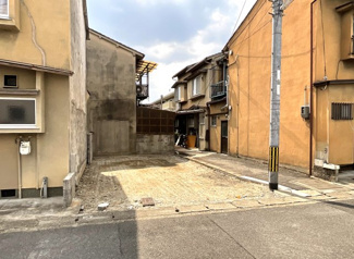 【外観】 | 【お家情報】2階と3階にバルコニーがあり陽当りの良いお家です。北側は通路になっておりお隣さんとの間に余裕があるので嬉しいですね。