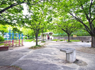 【周辺】 | 【山科中央公園】徒歩12分　【山科中央公園】徒歩12分　こちらの公園も広く、自然と触れ合えます。近くに公園があると特に小さいお子様がいらっしゃるご家庭は嬉しいですね。