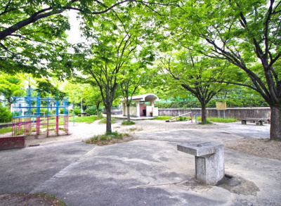 【周辺】 | 山科区東野中井ノ上町　新築戸建 | 【山科中央公園】徒歩12分　【山科中央公園】徒歩12分　こちらの公園も広く、自然と触れ合えます。近くに公園があると特に小さいお子様がいらっしゃるご家庭は嬉しいですね。