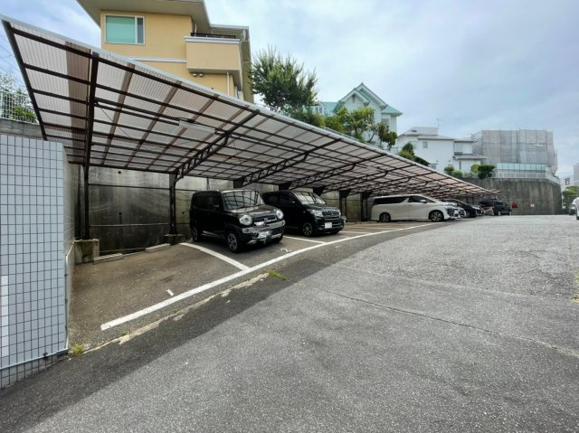 ガーデンハイツ桃山台2番館の駐車場