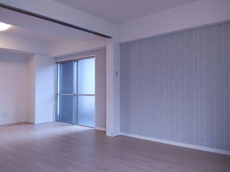 【洋室】 | 園田第2シェトア | 洋室約7.2帖からリビングです♪室内は素敵にリフォーム済みです！アクセントクロスも施されており、素敵な室内です(^^)ぜひ現地でご覧ください！お気軽にネクストホープ不動産販売までお問い合わせを！！