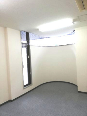 【内装】 | ひまわり中央ビル | 天井近くに窓があり、明るい室内です。
