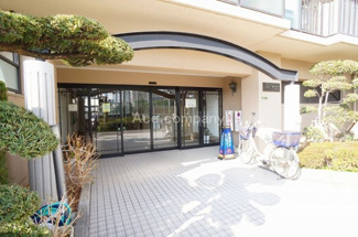 【エントランス】 | 始発駅の千日前線「南巽駅」徒歩5分♪小・中学校、徒歩5分圏内♪お買い物施設、徒歩5分圏内♪周辺、生活施設も充実しています♪
