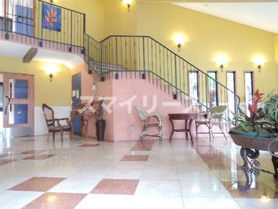 サンタバレー弐番館のエントランス