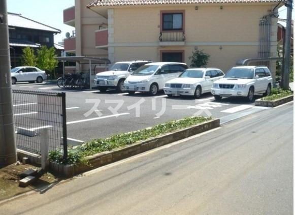 サンタバレー弐番館の駐車場
