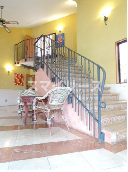 サンタバレー弐番館のエントランス