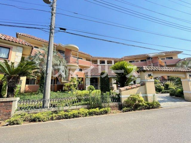 サンタバレー弐番館のエントランス