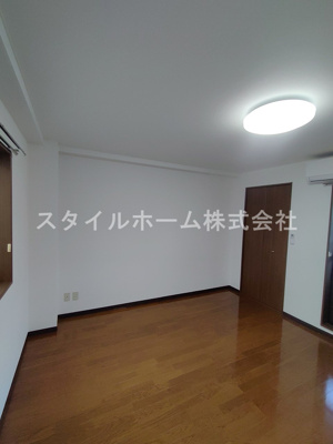 【居間・リビング】 | サニーコートOKADA | 別部屋写真です。