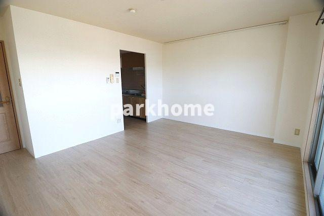 ヴィターレ百石の居間・リビング|こちらのリビングで趣味の時間をお楽しみください