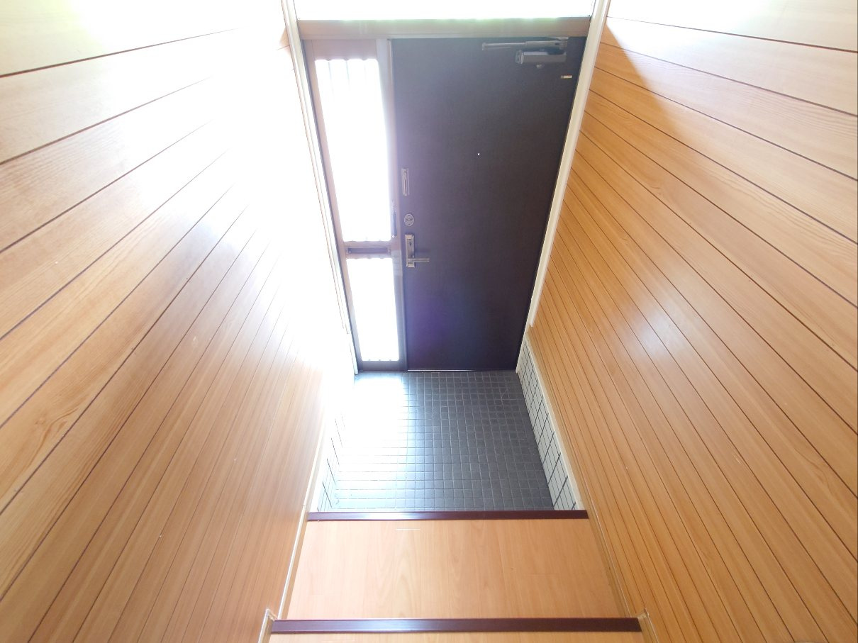 市町ガーデンハウスの玄関