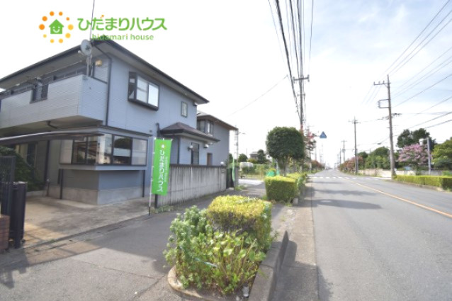 上尾市泉台3丁目　中古一戸建ての前面道路含む現地写真