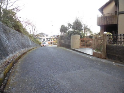 【前面道路含む現地写真】 | 大津市花園町10-1　中古戸建 | 前面道路