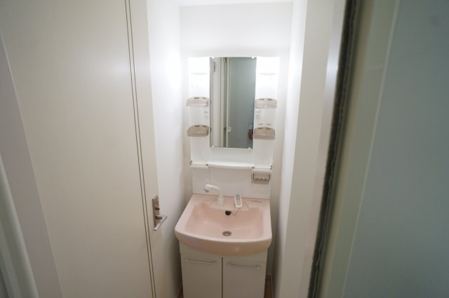 ソレイユ津田沼の洗面所|明るい洗面所です※写真は別タイプのお部屋です。
