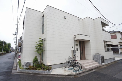 【外観】 | ぺスクロードコロー | 角地に立つスクエアで洗練された建物です