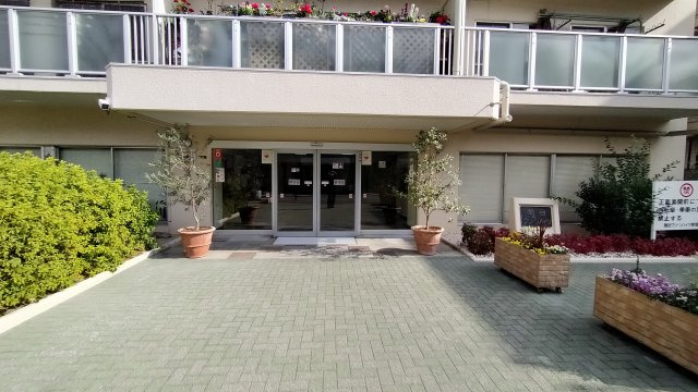 関目グリーンハイツC棟のエントランス|花壇や植え込みが綺麗に手入れされたエントランスです。