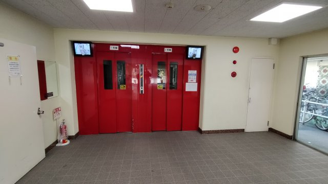 関目グリーンハイツC棟のその他共用部分|エレベーターは２基です。モニター付きで乗り合い時も安心です。