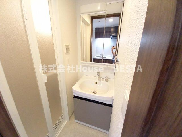 エステムコート神戸湊町の独立洗面台