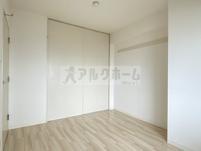 プロスベール高安の洋室