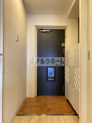 プロスベール高安の玄関