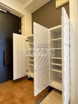 プロスベール高安の玄関