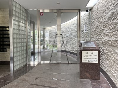 プロスベール高安のエントランス