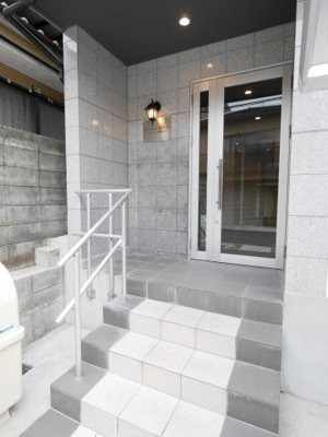 【エントランス】 | 〈一棟収益〉フラッティ花園春日