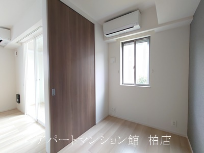 グレイシャスの洋室