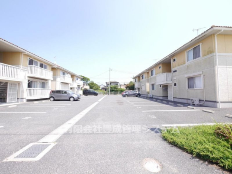 グランシャリオ Cの駐車場