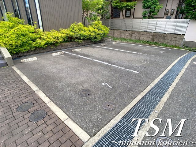 ルシアコート大利元町の駐車場