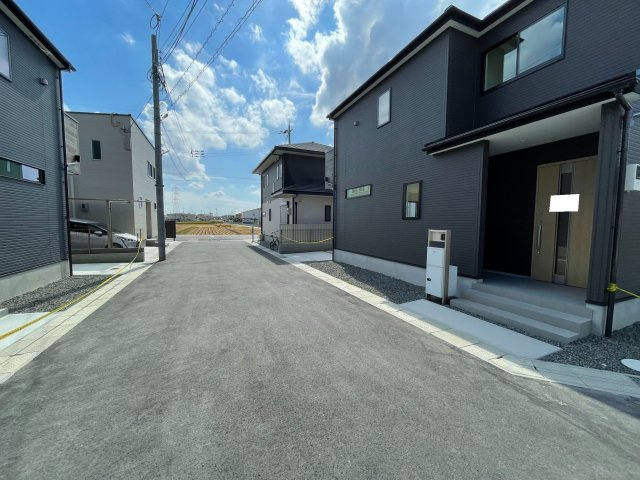 最寄り駅徒歩５分！オール電化の収納豊富な３ＬＤＫ住宅♪駐車２台可◎リナージュ精華町祝園２２-２期の前面道路含む現地写真|前道