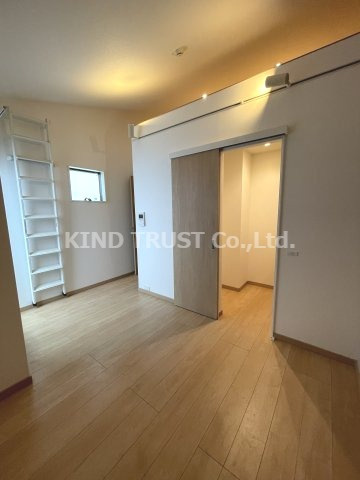 LuXe菅栄町の居間・リビング|ゆったりとした居間です