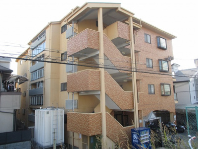 【外観】 | モリトモハイツ | 川沿いの閑静な住宅街にあるマンションです