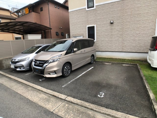 ルナグランデの駐車場