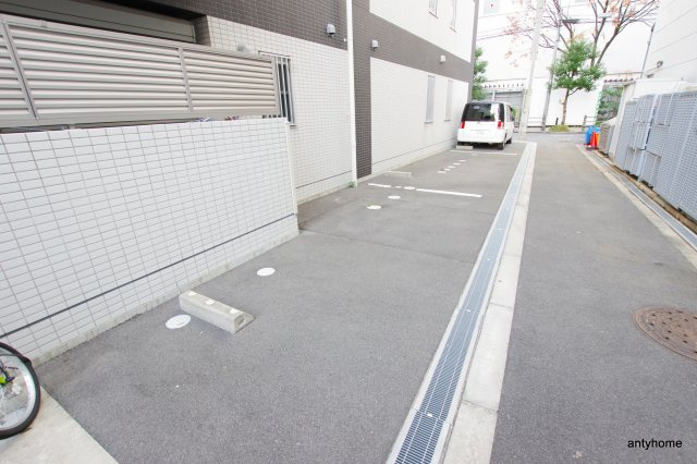 ヴィルヌーブ中之島　仲介手数料無料の駐車場
