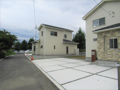 【前面道路含む現地写真】 | ブルーミングガーデン　南アルプス市山寺 | 前面道路含む現地写真です