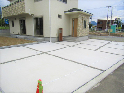 【駐車場】 | ブルーミングガーデン　南アルプス市山寺 | 駐車場があるので、車を買う予定の方も安心です