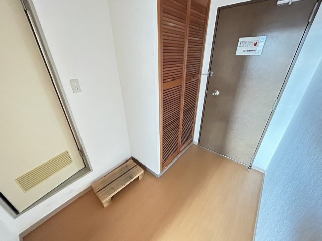 駅前グリーンビルの玄関|明るい玄関です
