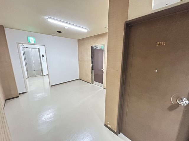 駅前グリーンビルのエントランス|落ち着いたエントランスです