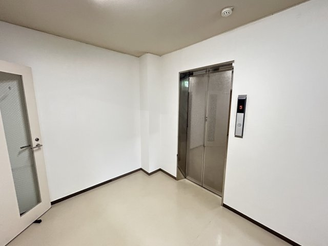 駅前グリーンビルのエントランス|エレベーター前です