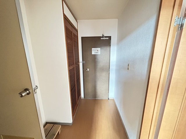 駅前グリーンビルの玄関|明るい玄関です