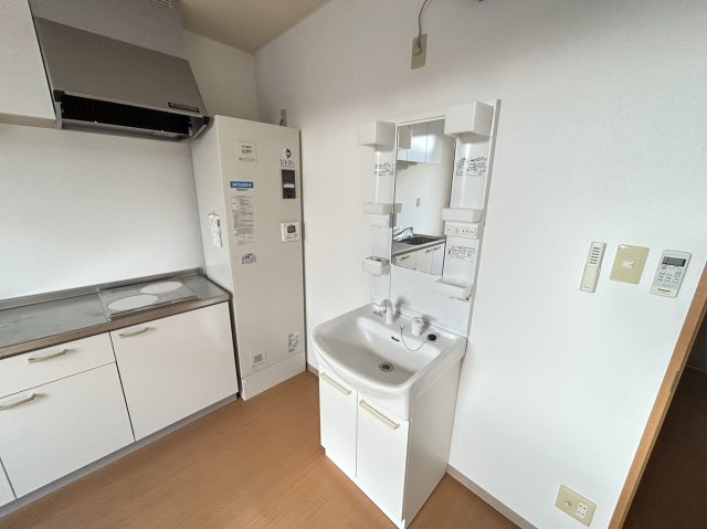 駅前グリーンビルの独立洗面台|キッチンです