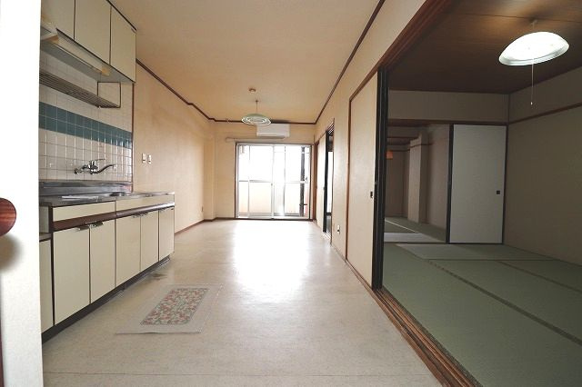 コーポラス薊の居間・リビング|こちらのリビングで趣味の時間をお楽しみください