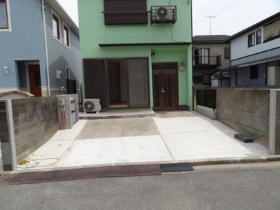 【駐車場】 | 平岡町新在家一戸建貸家 | 小型車と軽は２台駐車可能！