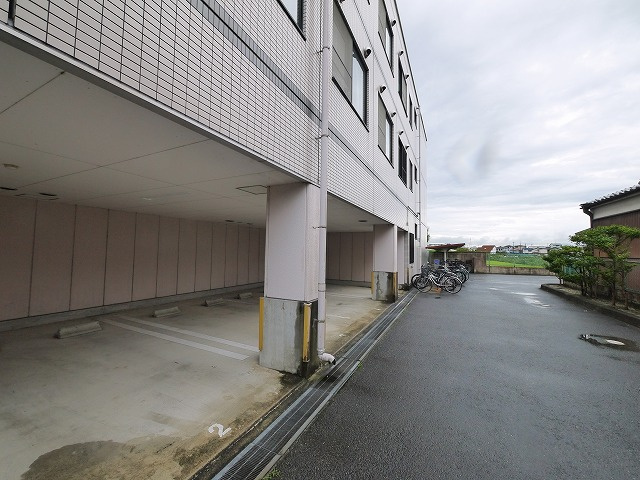 アスカ21の駐車場|駐車場があるので、車を買う予定の方も安心です