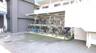 【駐車場】 | 駐輪場もきちんと整頓されており、屋根付きなのもポイントです。