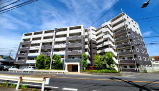【外観】 | 堂々とそびえるドメイン越谷ツインヒルズ。新耐震基準。ローン相談等もお気軽にお申し付けください。